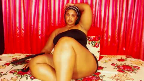 Snapshot of divinebooty93 chatting on February 26, 6:23 am divinebooty93 online show from February 26, 6:23 am
