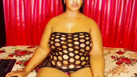 Snapshot of divinebooty93 chatting on February 26, 6:29 pm divinebooty93 online show from February 26, 6:29 pm