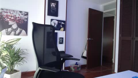 Snapshot of divineisis chatting on February 11, 11:59 am Hera online show from February 11, 11:59 am