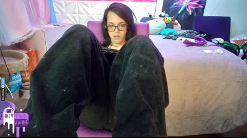 Snapshot of divynejade chatting on December 9, 3:50 am Jade Divyne online show from December 9, 3:50 am
