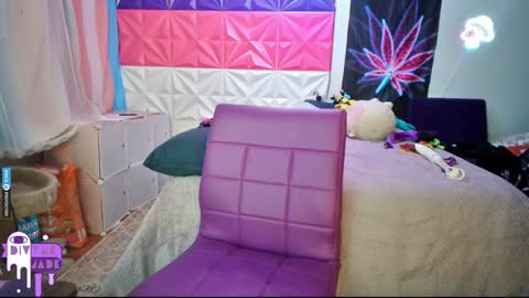 Snapshot of divynejade chatting on December 10, 5:17 am Jade Divyne online show from December 10, 5:17 am