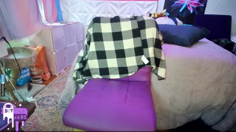 Snapshot of divynejade chatting on December 11, 3:37 pm Jade Divyne online show from December 11, 3:37 pm