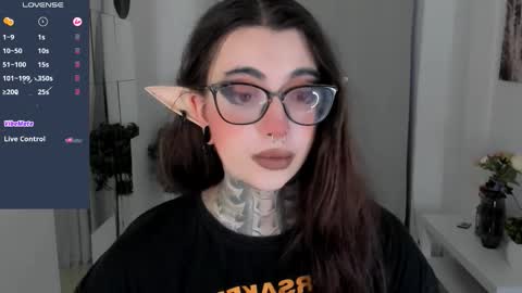 dixipixi_ online show from October 18, 6:26 am