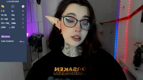 dixipixi_ online show from October 24, 5:59 am