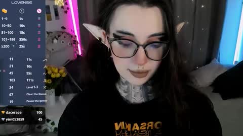 dixipixi_ online show from October 25, 6:10 am