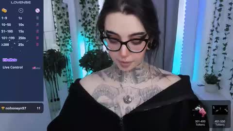 Snapshot of dixipixi_ chatting on March 1, 5:42 am dixipixi_ online show from March 1, 5:42 am