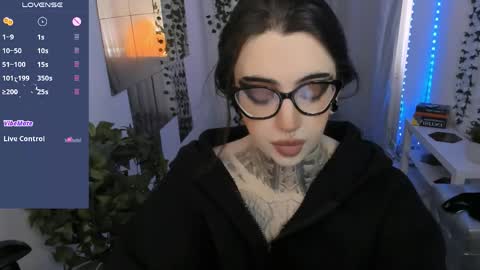 Snapshot of dixipixi_ chatting on June 6, 5:56 am dixipixi_ online show from June 6, 5:56 am