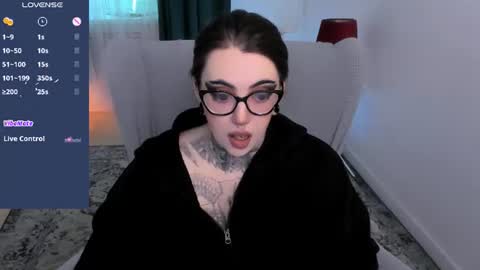 Snapshot of dixipixi_ chatting on June 13, 5:38 am dixipixi_ online show from June 13, 5:38 am