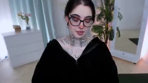 Snapshot of dixipixi_ chatting on June 18, 5:41 am dixipixi_ online show from June 18, 5:41 am