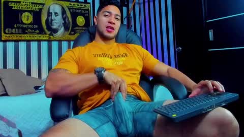 Snapshot of dixon_ray_ chatting on December 22, 1:45 am Dixon online show from December 22, 1:45 am