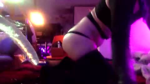 Izzy Knyx online show from December 16, 7:13 am