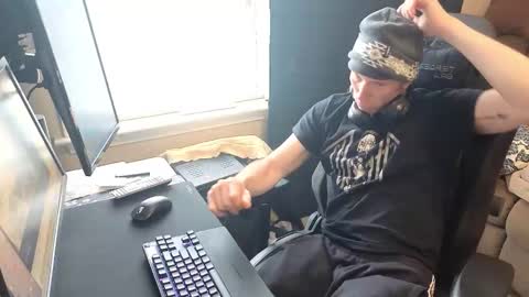 Snapshot of dizzyash chatting on February 17, 7:09 pm Hansel and Gretle online show from February 17, 7:09 pm