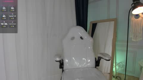 doll_isa_ online show from December 4, 6:38 pm