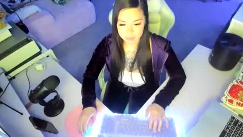 DOLLLFACE online show from December 15, 6:06 am