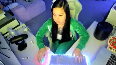 DOLLLFACE online show from December 16, 6:18 am