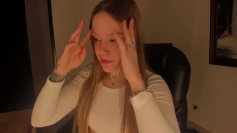 Snapshot of dollmoon_ chatting on December 3, 8:56 am You can call me Pretty online show from December 3, 8:56 am