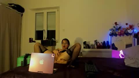 Snapshot of dolly2425 chatting on April 8, 9:48 pm dolly2425 online show from April 8, 9:48 pm