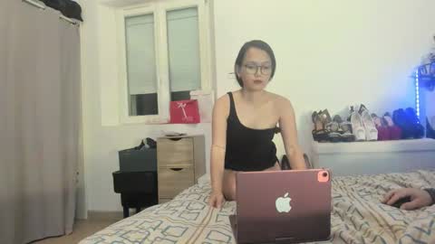 Snapshot of dolly2425 chatting on April 13, 10:37 pm dolly2425 online show from April 13, 10:37 pm