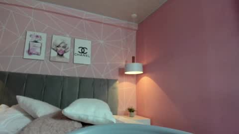 Call me Zoe  online show from January 18, 5:10 am