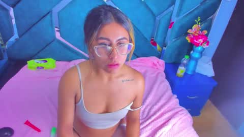 dollyjuicy1 online show from December 22, 9:33 am