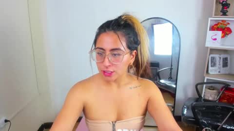 dollyjuicy1 online show from February 26, 10:47 am