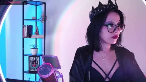 Snapshot of domgiirl chatting on October 14, 4:30 pm Mistress online show from October 14, 4:30 pm