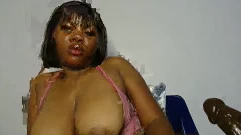 Snapshot of domina_veloura27 chatting on May 27, 11:46 pm laura online show from May 27, 11:46 pm