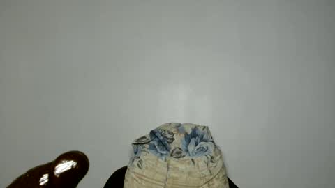 Snapshot of domina_veloura27 chatting on June 7, 9:35 am laura online show from June 7, 9:35 am