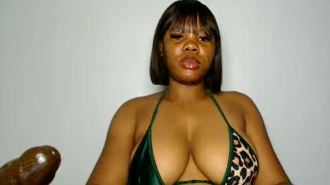 Snapshot of domina_veloura27 chatting on June 11, 7:06 am laura online show from June 11, 7:06 am