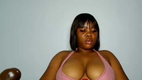 Snapshot of domina_veloura27 chatting on June 12, 11:46 pm laura online show from June 12, 11:46 pm