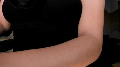 Snapshot of dominiquevega_ chatting on December 19, 3:51 am Dominique online show from December 19, 3:51 am