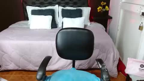 Snapshot of domink_gilr chatting on February 15, 2:15 am D O M I N K online show from February 15, 2:15 am