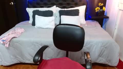 Snapshot of domink_gilr chatting on February 23, 3:02 am D O M I N K online show from February 23, 3:02 am