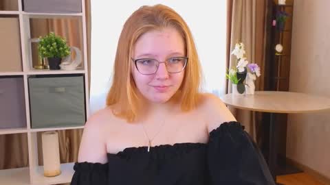 Snapshot of domoniqueepperley chatting on October 9, 5:16 am Macy online show from October 9, 5:16 am