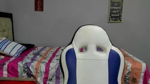 dona_tella online show from February 4, 9:20 pm