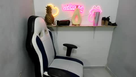 dona_tella online show from July 16, 11:38 am