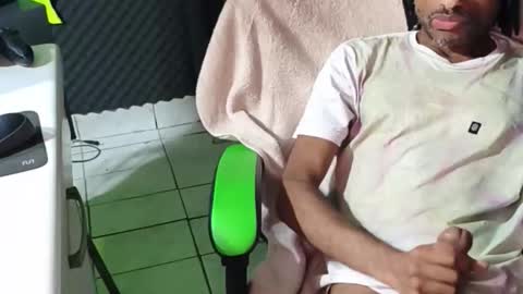 Snapshot of dondiego5511 chatting on March 28, 5:18 am dondiego5511 online show from March 28, 5:18 am