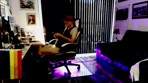 Snapshot of dopeleaf2 chatting on October 12, 2:27 pm dopeleaf2 online show from October 12, 2:27 pm
