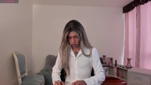 Nicolle online show from March 3, 1:42 pm