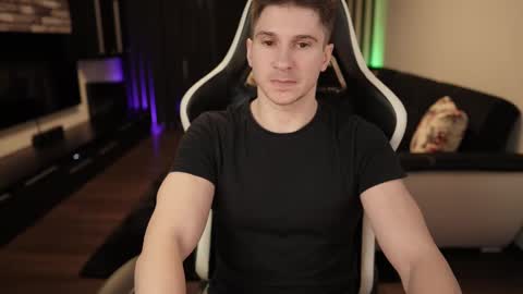 Dorian Reyes online show from February 18, 1:43 am