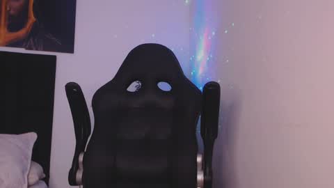 drake_cole11 online show from December 2, 3:47 pm