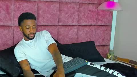 Snapshot of drake_nassir4 chatting on December 5, 2:53 am ---Drake--- online show from December 5, 2:53 am