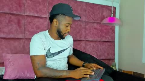 Snapshot of drake_nassir4 chatting on December 7, 3:47 am ---Drake--- online show from December 7, 3:47 am