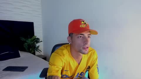 Snapshot of drakeneumann chatting on February 27, 2:32 am Drake Neuman online show from February 27, 2:32 am