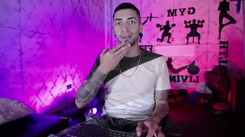 Snapshot of drakeneumann chatting on December 2, 3:45 am Drake Neuman online show from December 2, 3:45 am