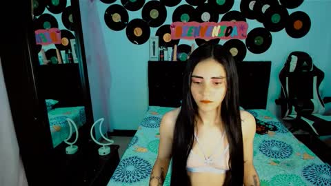 Snapshot of dream__girls69944 chatting on March 23, 9:02 am sharon online show from March 23, 9:02 am
