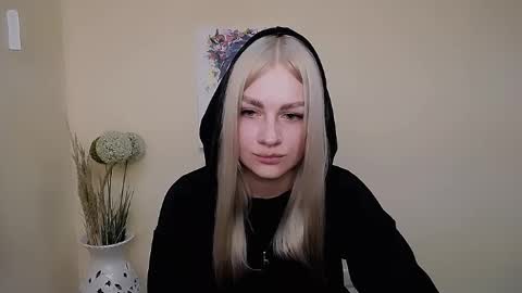 dream_dolly_ online show from September 18, 3:36 pm