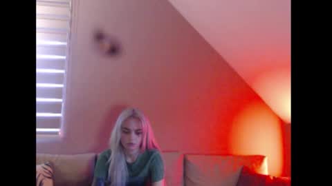 A girl online show from December 19, 8:10 am