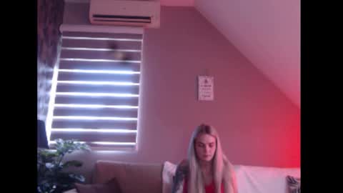 Snapshot of dreamcatcherfantasy chatting on March 4, 8:09 am A girl online show from March 4, 8:09 am