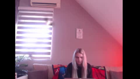 Snapshot of dreamcatcherfantasy chatting on March 10, 8:30 am A girl online show from March 10, 8:30 am